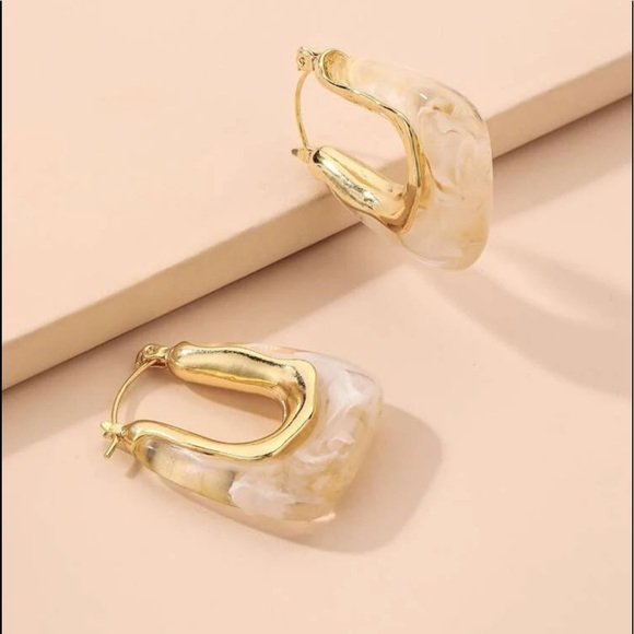 U-Shaped Hoop Earrings (Beige) - Picture 3 of 7
